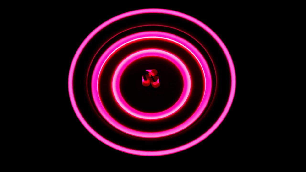 Neon dartboard met darts in de bullseye